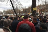 Сотня таксистов в Николаеве перекрывала движение одного из главных проспектов города