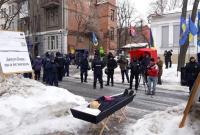 Харьковские активисты принесли гроб с чучелом Путина под консульство России