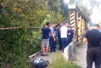 В Черновцах мужчина угнал с автомойки машину и слетел на ней с моста во время полицейской погони