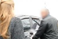 Под Киевом чиновник "прокатил" журналиста на капоте (видео)