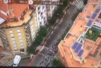 Вертолёт, работавший на велогонке в Испании, случайно снял плантацию конопли на крыше одного из домов (видео)