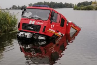 На Киевщине пожарное авто утопили в Днепре (видео)