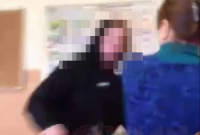 В РФ нахальный ученик зарядил по носу учительнице за вытянутый из-под него стул (видео)