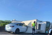Tesla Model 3 под управлением автопилота врезается в перевернувшийся грузовик (видео)