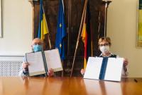 Украина и Германия подписали соглашение об обеспечении жильем переселенцев из Донбасса
