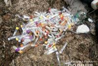 На Рівненщині серед купи сміття знайшли використані пробірки для тестування на коронавірус (відео)