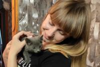В Днепропетровской области спасатели достали котенка из стены многоэтажки