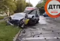 В Сети появилось видео невероятного ДТП в Киеве с участием четырех авто