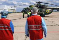 Двух полицейских, которые подорвались на мине, вертолетом доставили в больницу в Днепр
