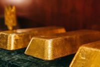 Цена на золото поднялась к рекордным показателям с 2013 года