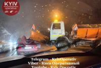 "Увидел, где лежит снег": в Киеве снегоуборочная машина снесла крышу легковушке