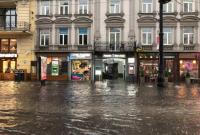 Лило и засыпало градом: центра Львова оказался под водой, спасатели занимаются откачкой
