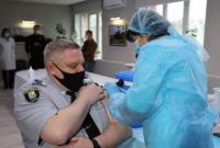 Полицейских в Киеве начали вакцинировать от коронавируса второй дозой