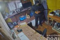 В Донецкой области неизвестный ограбил пункт приема металлолома и из автоматического оружия ранил человека