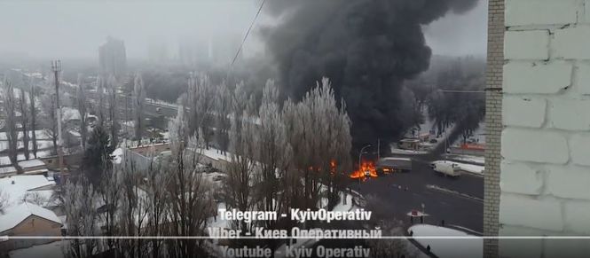 В Киеве произошло масштабное ДТП с пожаром: горят несколько авто