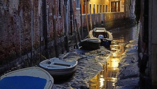 У Венеції пересохли канали - гондоли стоять у калюжах