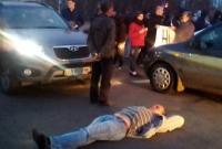 В Святошинском районе Киева жители своими телами перекрыли дорогу трамваям и автобусам