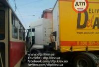 В Киеве грузовик врезался в трамвай
