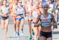 Истекающая кровью белорусская бегунья выиграла марафон на чемпионате Европы (видео)