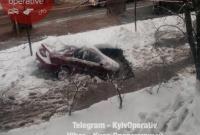 На Ольжича в столице прорвало трубу, под землю провалился автомобиль