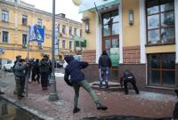 В центре Киева представители движения ОУН забросали камнями здания Сбербанка и Россотрудничества