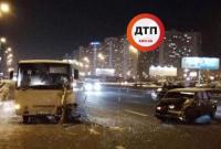ДТП в Киеве: маршрутное такси протаранило автомобиль