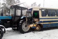 В Киевской области автобус столкнулся с трактором, есть пострадавшие
