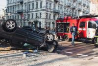 На бульваре Шевченко в Киеве Subaru влетел в Opel и перевернулся: двое пострадавших