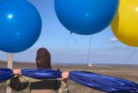 День защитника: в небо запустили 25-метровый флаг и листовки для жителей Донецка