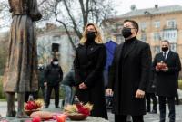 Президент и первая леди почтили память жертв Голодоморов в Украине